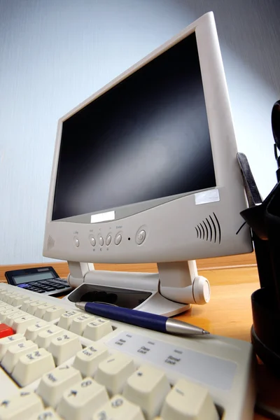 Keyboard and monitor at tabду — Stock Photo, Image