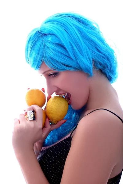 Синие волосы девушка с лимонами — стоковое фото