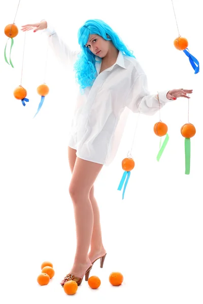 Chica de pelo azul con naranjas y limones —  Fotos de Stock