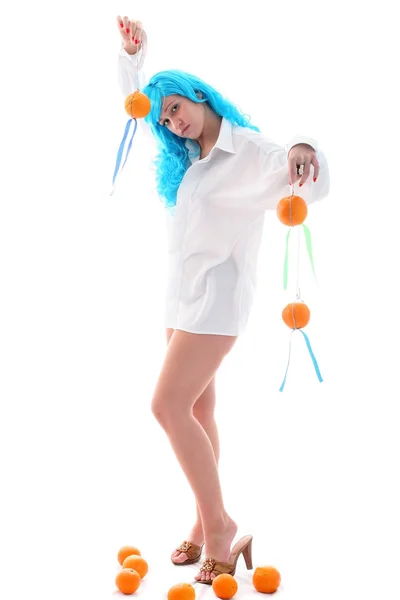 Mavi saçlar kız portakal ve limon ile — Stok fotoğraf