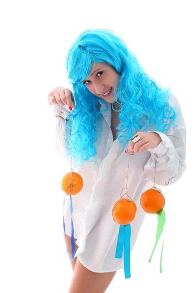 Blauwe haren meisje met sinaasappelen en citroenen — Stockfoto