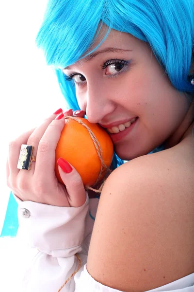 Cabelos azuis menina com laranja — Fotografia de Stock