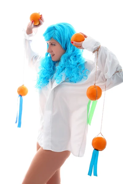 Blauwe haren meisje met sinaasappelen en citroenen — Stockfoto