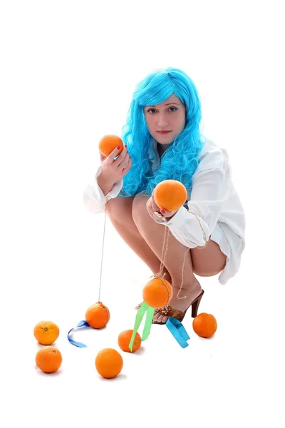 Blå hår flicka med apelsiner och citroner — Stockfoto