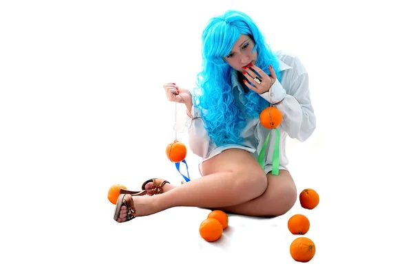 Синяя девушка с апельсинами и лимонами — стоковое фото