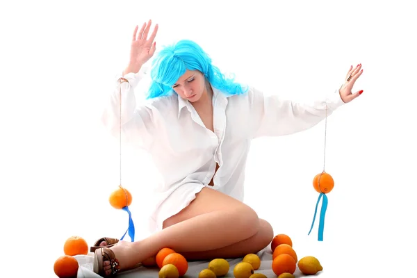Μπλε τρίχες κορίτσι με τα πορτοκάλια και τα λεμόνια — Φωτογραφία Αρχείου