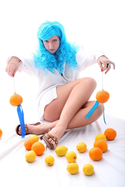 Синяя девушка с апельсинами и лимонами — стоковое фото
