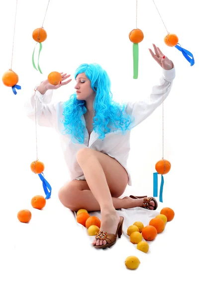 Mavi saçlar kız portakal ve limon ile — Stok fotoğraf