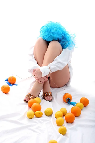 Modré vlasy dívka s pomeranče a citrony — Stock fotografie