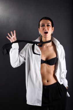 beyaz gömlek kravat savurma içinde kadın