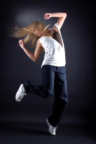 年轻女子现代舞蹈家在行动 — 图库照片