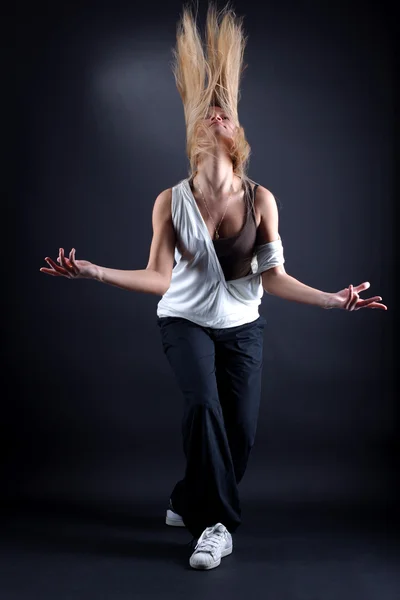 Genç kadın modern dansçı eylem — Stok fotoğraf