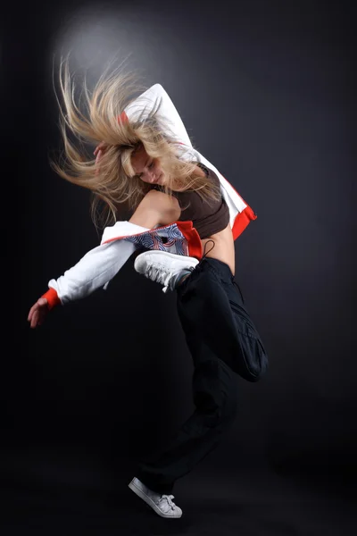 Молодая танцовщица в действии — стоковое фото