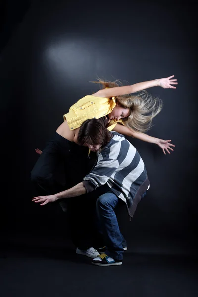 Jonge moderne dansers in actie — Stockfoto