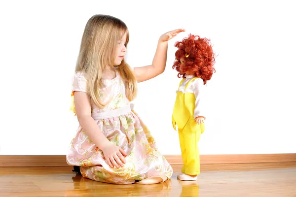 小さな女の子が人形で遊んで — ストック写真