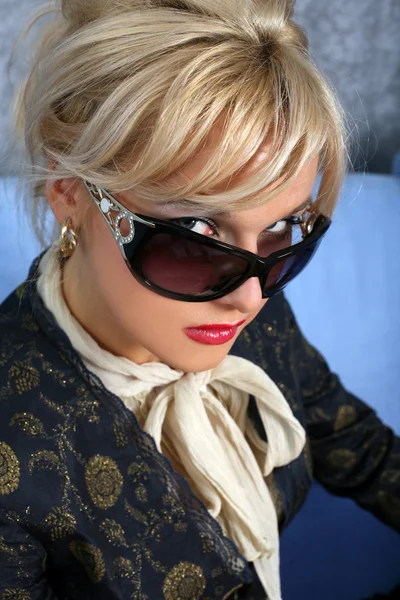 Frau mit Sonnenbrille — Stockfoto