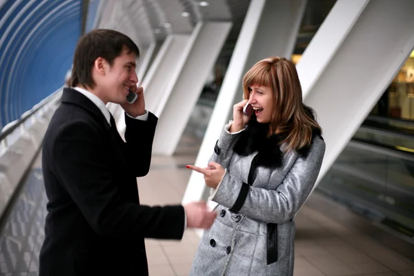 Muž a žena volání — Stock fotografie