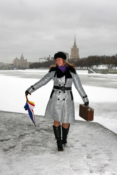 Mujer de estilo vintage con maleta — Foto de Stock