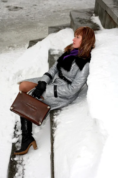 Mujer de estilo vintage con maleta —  Fotos de Stock