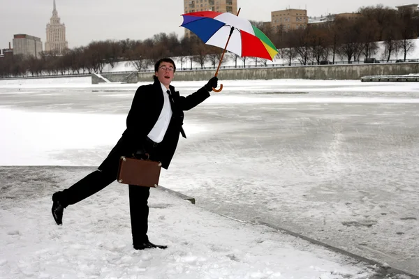 Uomo d'affari con ombrello nella città invernale — Foto Stock