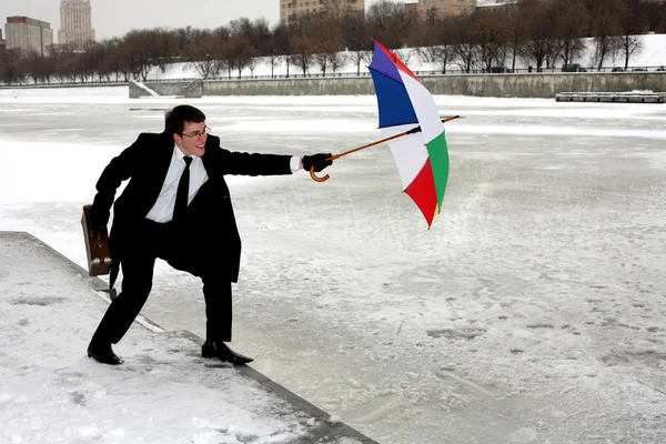 Şemsiye, kış, Rüzgar ile adam — Stok fotoğraf