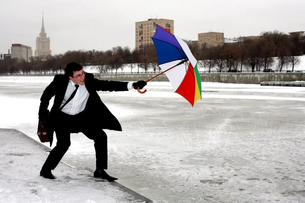 Podnikatel s deštníkem v městě — Stock fotografie
