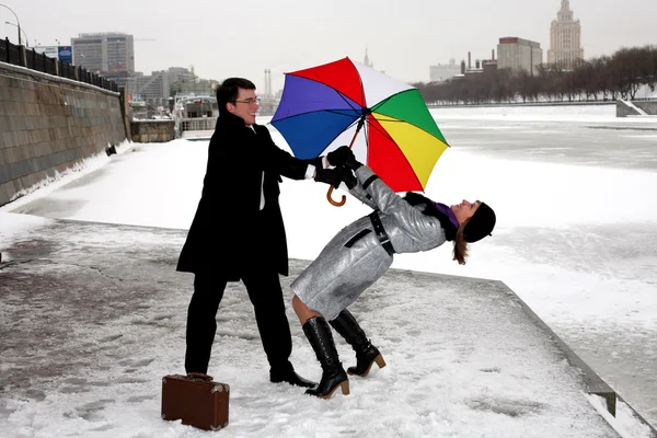 Девушка и мужчина дерутся зонтиком — стоковое фото