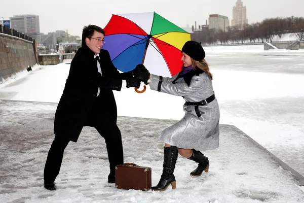 Menina e homem lutando com guarda-chuva — Fotografia de Stock