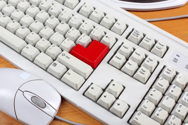 Teclado con botón rojo y ratón — Foto de Stock