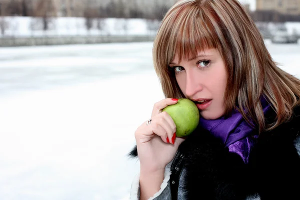 Menina ao ar livre com maçã — Fotografia de Stock