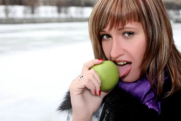 Chica al aire libre con manzana —  Fotos de Stock