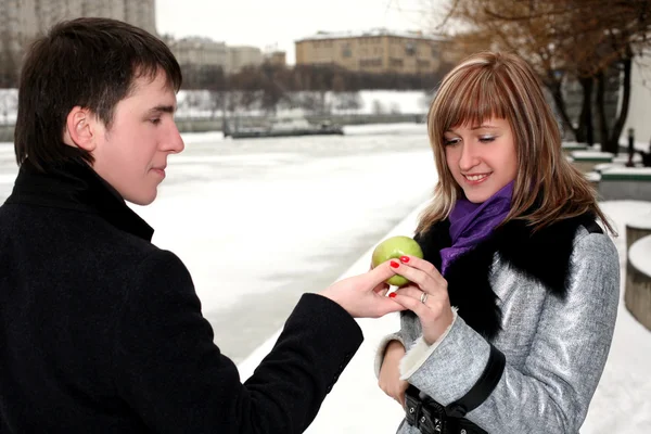 Dziewczyna i mężczyzna na zewnątrz rezygnować Jabłko — Zdjęcie stockowe