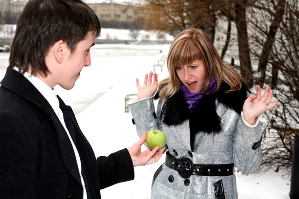 Dziewczyna i mężczyzna na zewnątrz rezygnować Jabłko — Zdjęcie stockowe
