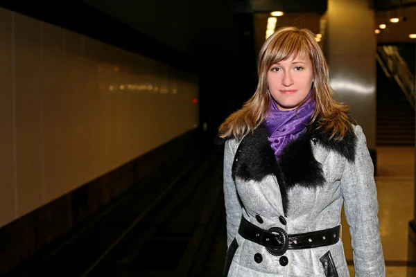 Mulher assistindo metrô — Fotografia de Stock