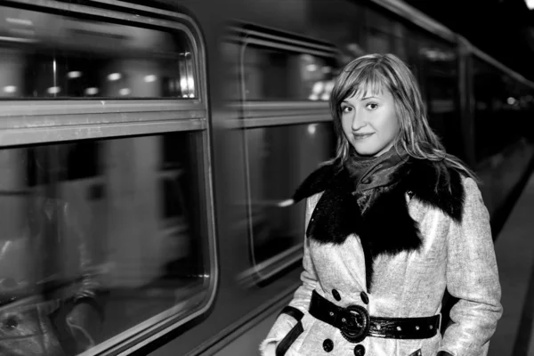 Frau beobachtet Zug in U-Bahn — Stockfoto