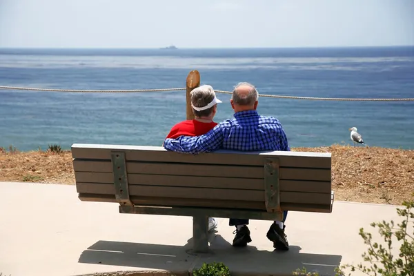 Couple âgé en mer avec mouette — Photo