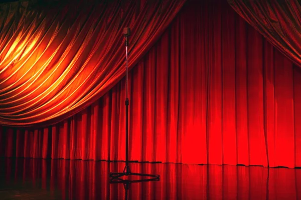 Teatro retro elegante com microfone — Fotografia de Stock