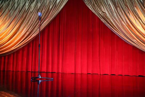 Retro elegante teatro con micrófono —  Fotos de Stock