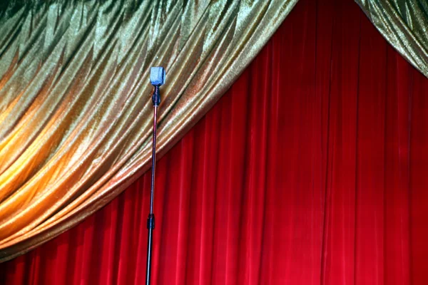 Retro elegancki teatr z mikrofonem — Zdjęcie stockowe