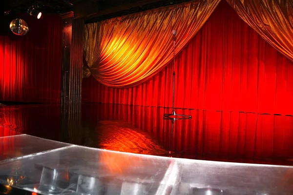 Clássico retro elegante teatro com microfone — Fotografia de Stock