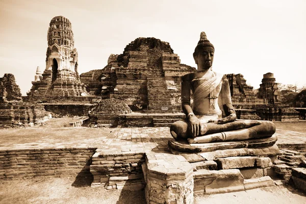 Monument av buddah, ruinerna av ayutthaya — Stockfoto