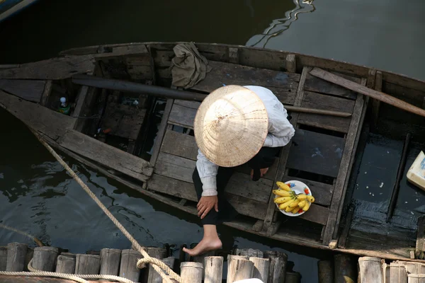 Pobre comerciante vietnamita — Fotografia de Stock