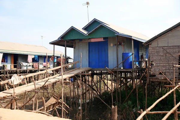 Kambodžské dům na tonle sap — Stock fotografie