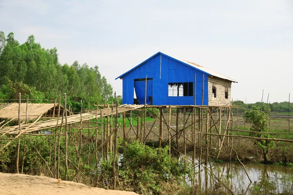 Kambodžské dům na tonle sap — Stock fotografie