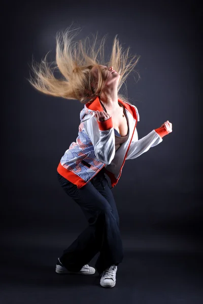 Moderní tanečnice mladá žena v akci — Stock fotografie