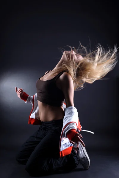 Νεαρή γυναίκα σύγχρονη χορεύτρια σε δράση — Φωτογραφία Αρχείου