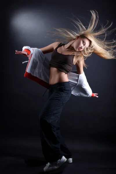 Mujer joven bailarina moderna en acción — Foto de Stock