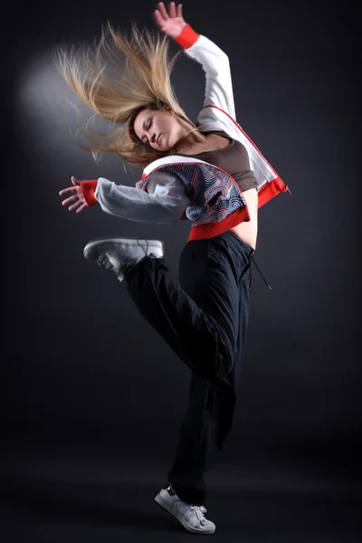 Mujer joven bailarina moderna en acción —  Fotos de Stock