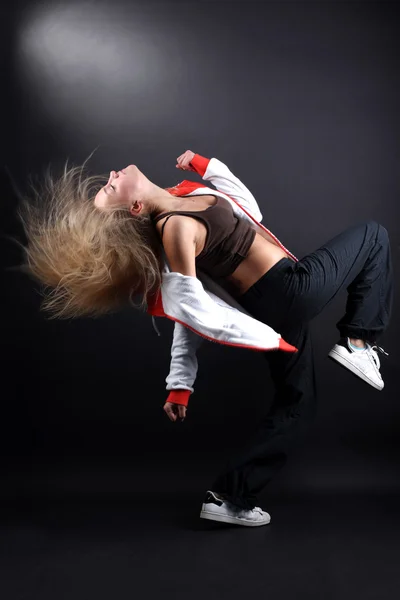 Junge moderne Tänzerin in Aktion — Stockfoto