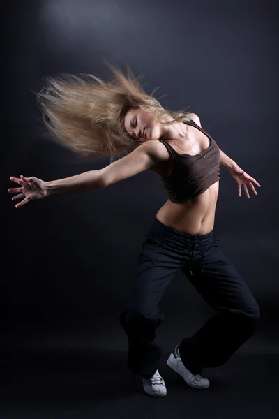 アクションの若い女性の現代ダンサー ロイヤリティフリーのストック写真